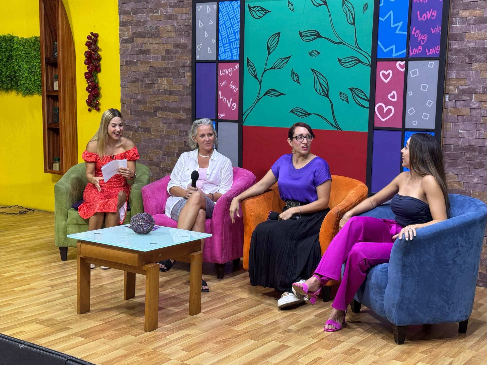 Live TV. Parents' questions in Spanish.